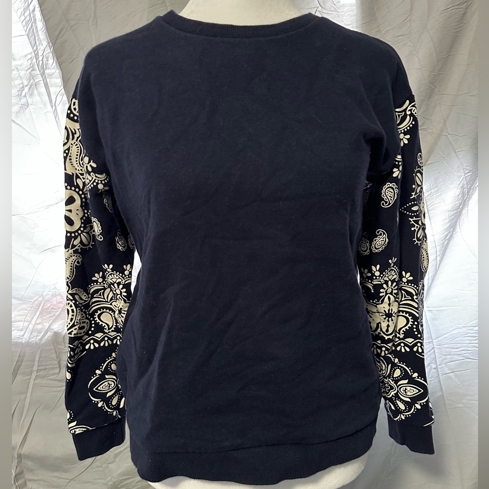 Forever 21 navy crewneck top, cream print sleeves
Size small
Smoke free home